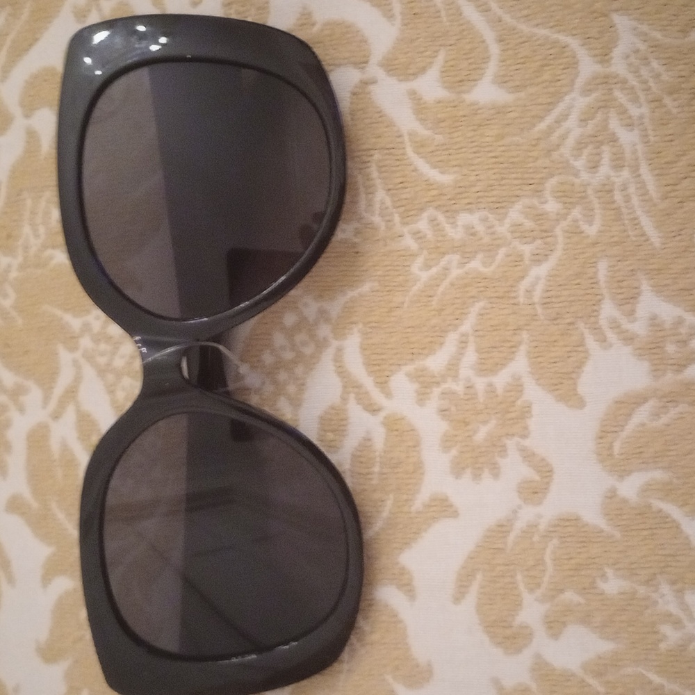 🧡$5 Bundled NWT U.V. Protection Panama Gold Oversized Black Sunglasses.